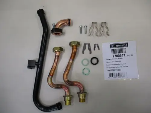Schwarze und kupferne Rohrleitungen sowie Montageset von Remeha. Enthält Verbindungen, Dichtungen und Befestigungselemente für Heizungsinstallation.